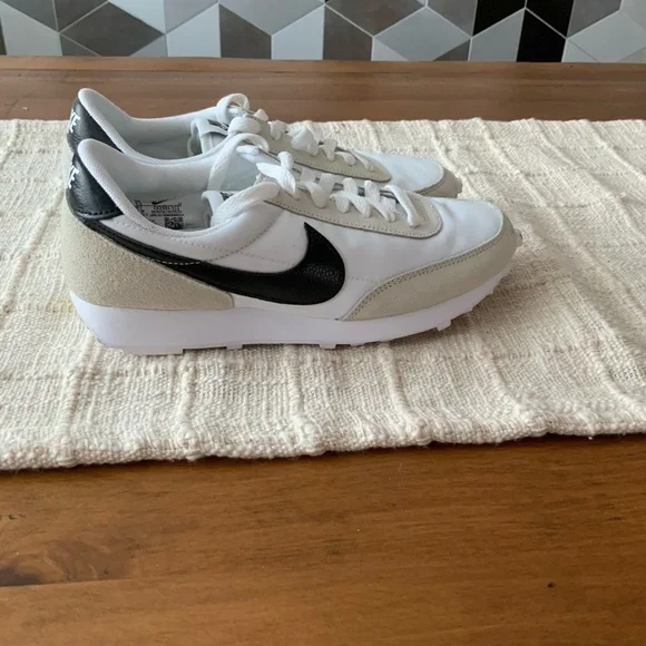 Nike athletic shoes new - Picture 5 of 5